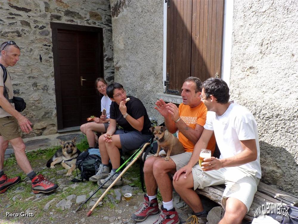 54 Tutto il gruppo si ritrova al borgo per un fresco snack.JPG